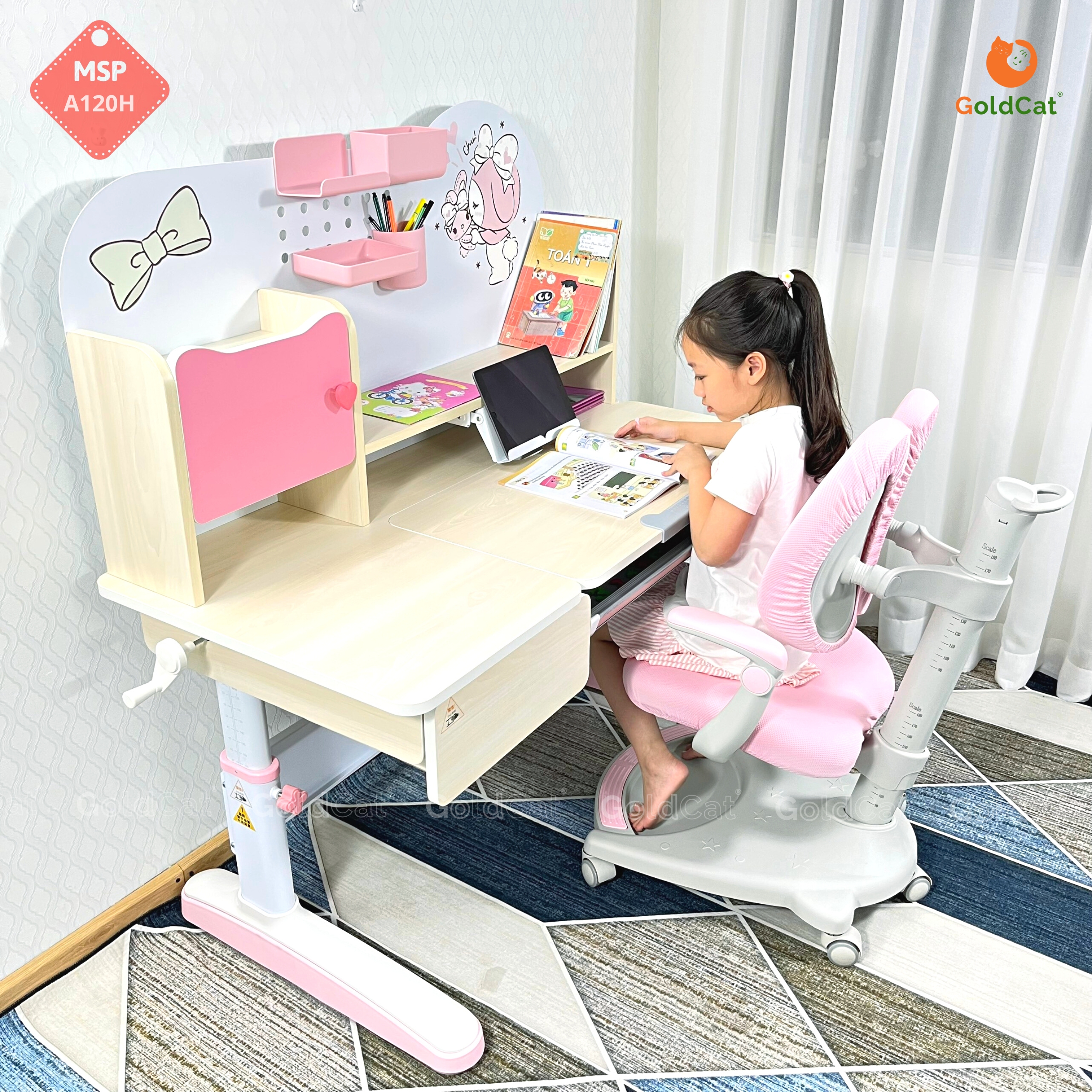 Măt bàn A120 full size tạo không gian rộng rãi với nhiều tiện ích hỗ trợ bé trong quá trình học tập