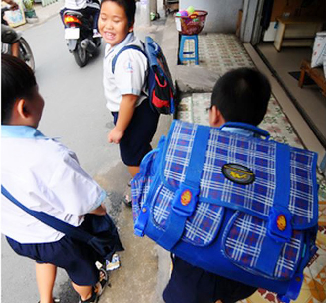 trẻ học vẹo cột sống do mạng cặp quá nặng