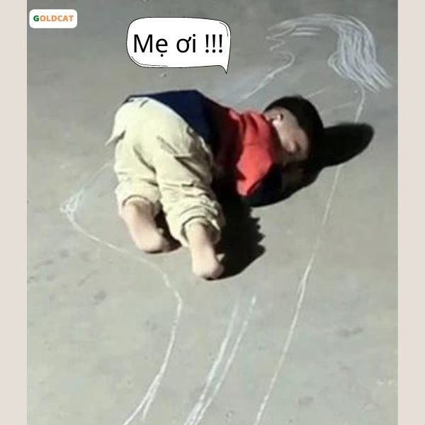 cậu bé vẽ người mẹ trên nền xi măng