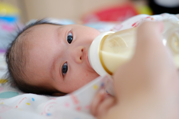 chăm sốc trẻ sơ sinh 2 tháng tuổi