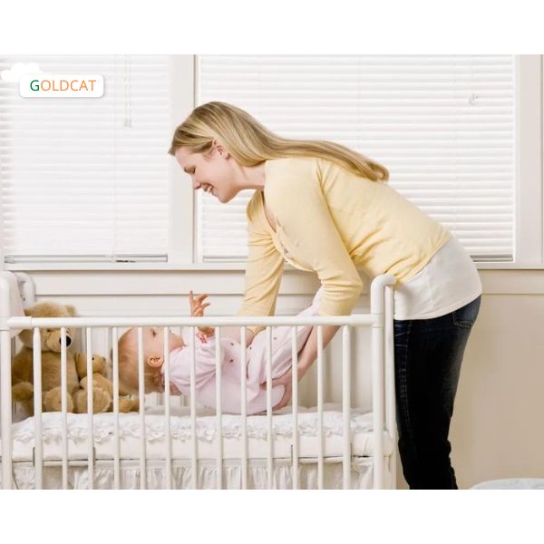 cho bé nằm nôi cũi từ nhỏ