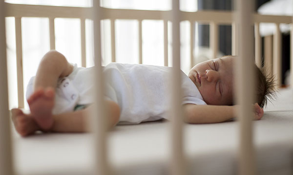 cho bé nằm đệm từ nhỏ