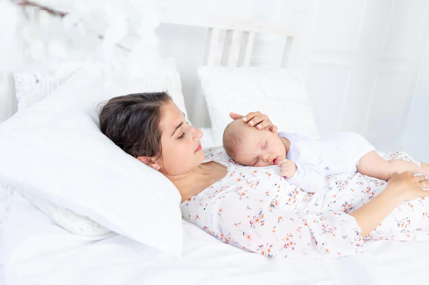trẻ sơ sinh ngủ với mẹ